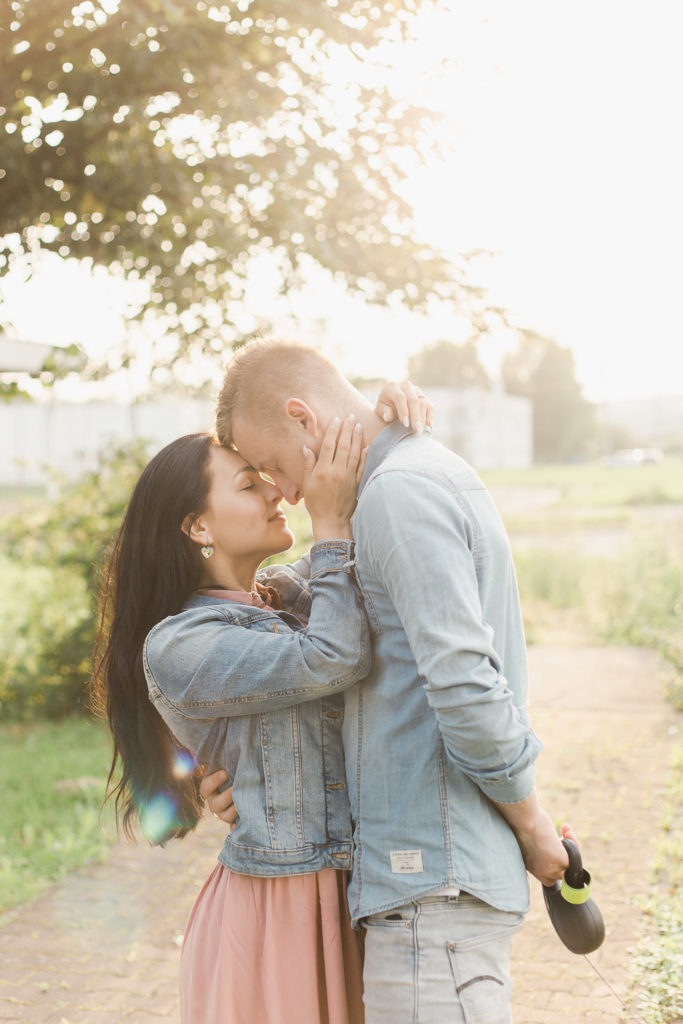 romantická póza snúbencov pri západe slnka