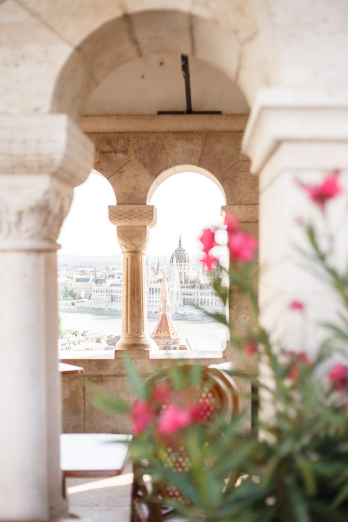 Výhľad cez okno na Budapešť z hradu Fisherman's Bastion
