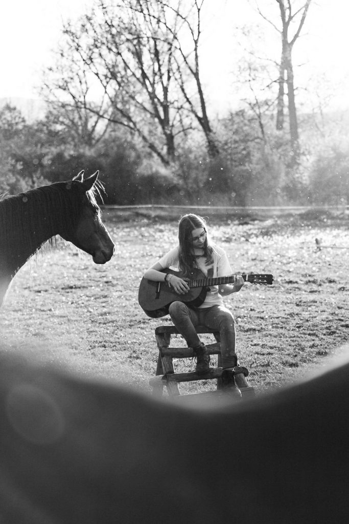 dievča s gitarou a koňom