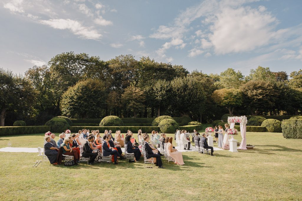 Svadobný obrad v záhrade na zámku Schloss Halbturn