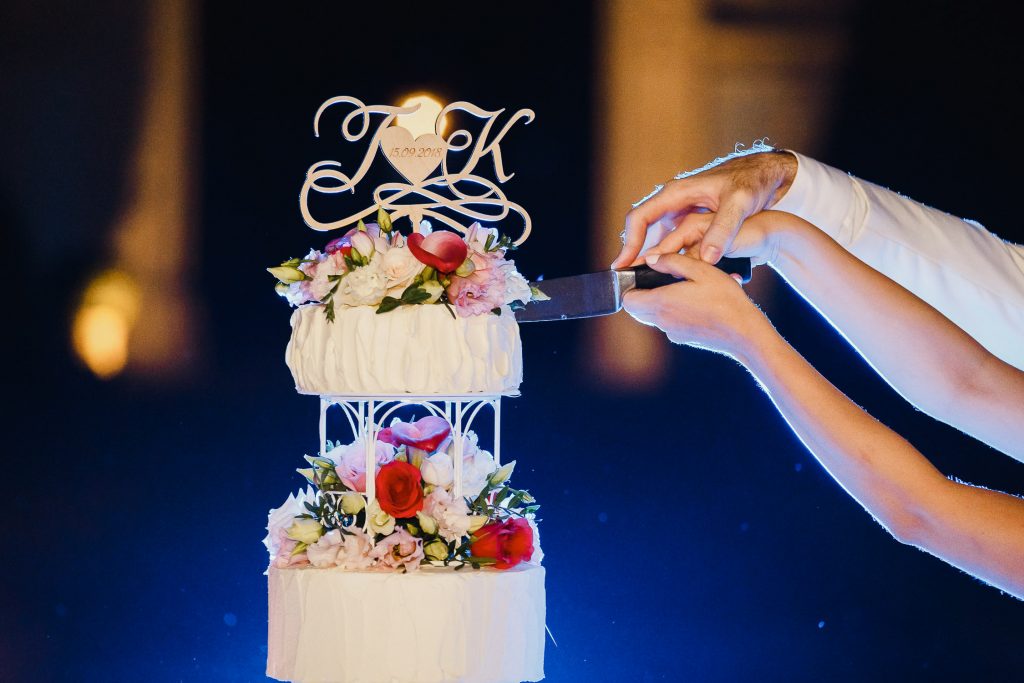 Krájanie svadobnej torty na zámku Schloss Halbturn