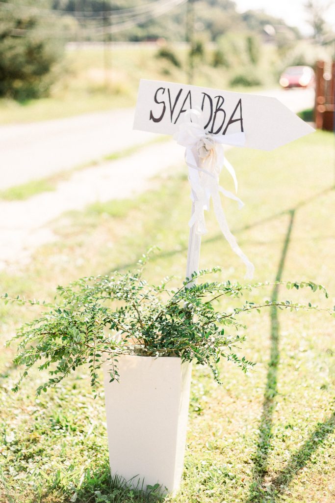 svadobná výzdoba pred domom