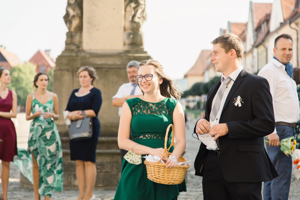Družička rozdáva svadobné pierka