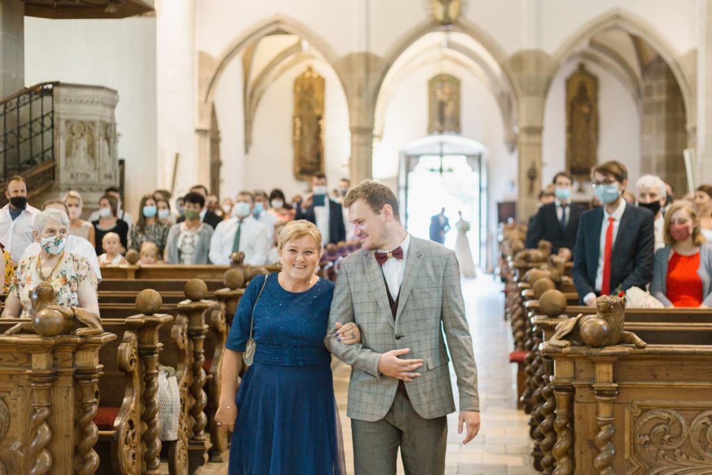 príchod ženícha s mamou na svadobný obrad do kostola svätého Egídia v Bardejove