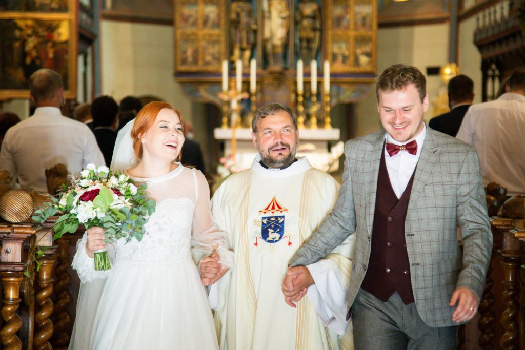Svadobný odchod nevesty a ženícha s kňazom