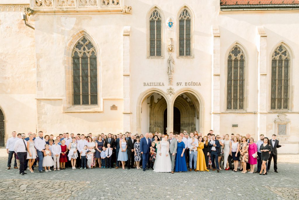 spoločná svadobná fotografia pri kostole svätého Egídia v Bardejove