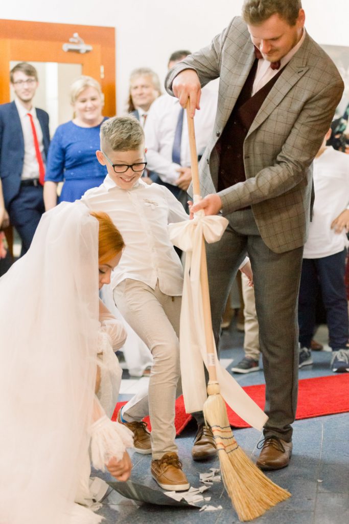 rozbíjanie taniera na svadbe v hoteli Šariš Bardejov
