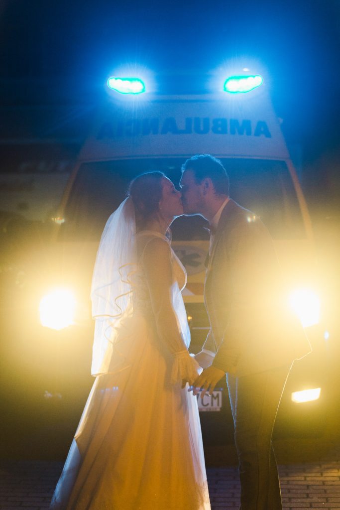 nevesta so ženíchom pri záchranárskom aute