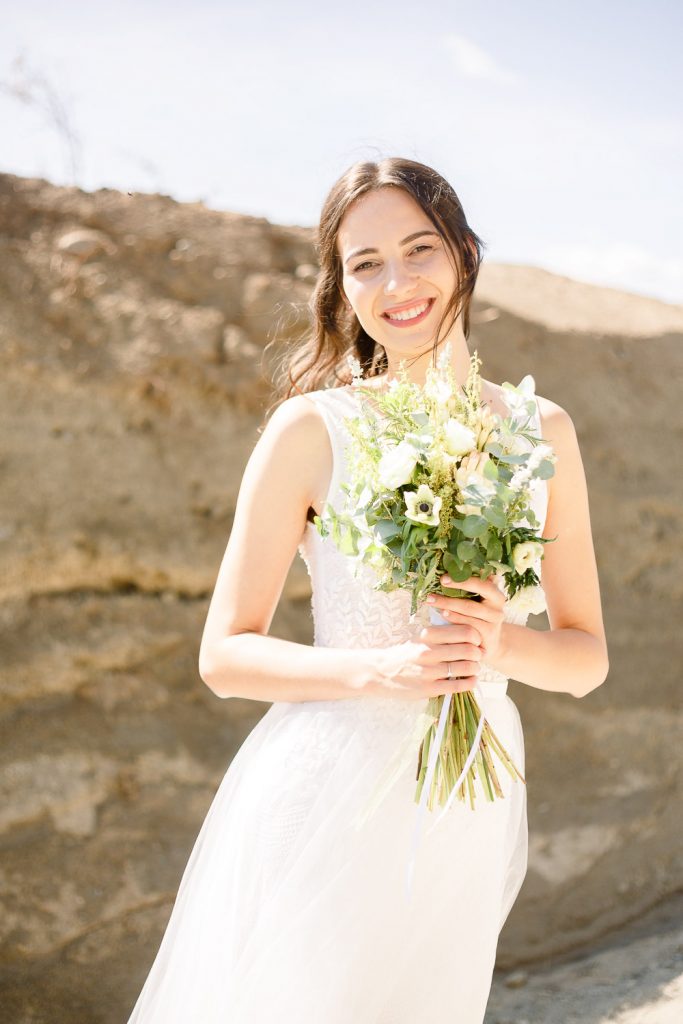 Nevesta vo svadobných šatách s romantickou svadobnou kyticou
