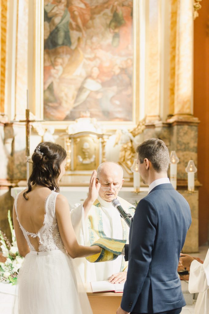 Požehnanie manželov kňazom v rímsko katolíckom kostole Hrušov