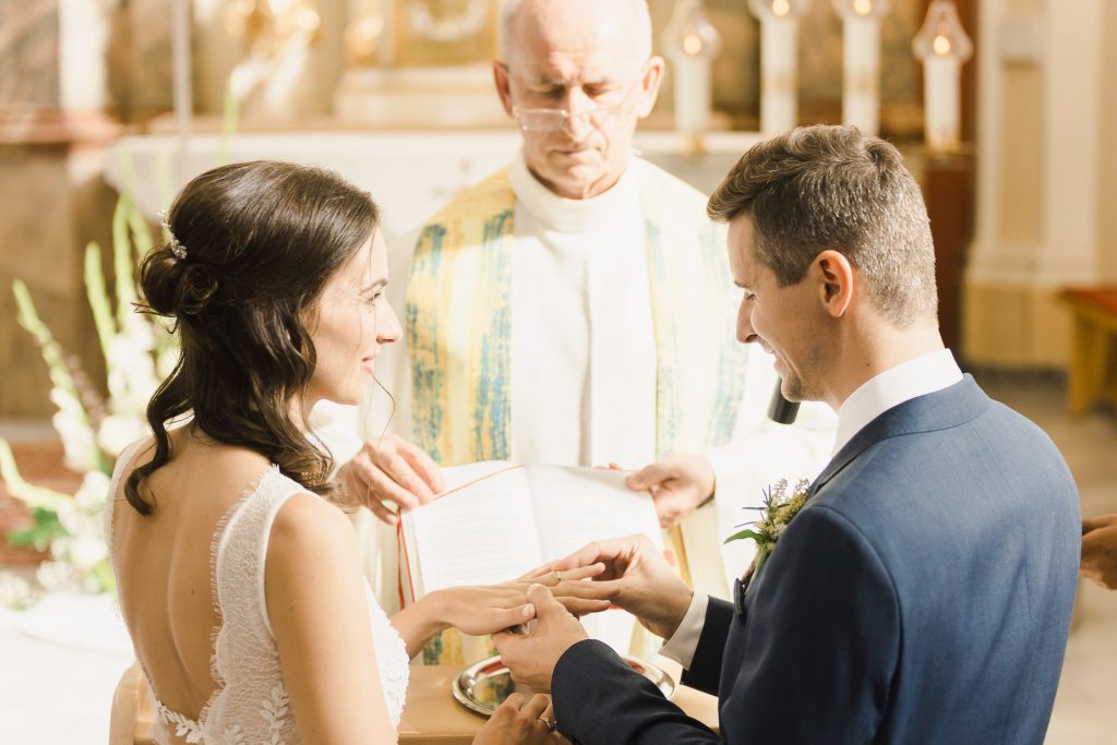 Výmena obrúčok v kostole fotografi Peter a Ivana Miller